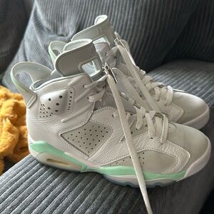 Nike Air Jordan 6 Retro Mint Foam Size 6 Lightly Worn Shoes